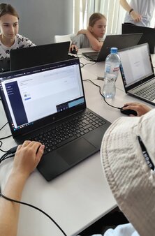 Ученик показывает свой проект преподавателю