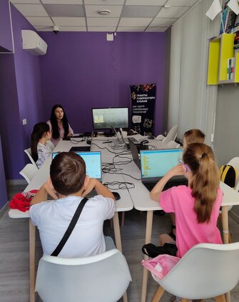 Ученик за работой на занятии Python