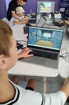 Ребёнок с собранным роботом
