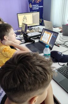 Ученица центра SODI за ноутбуком на занятии Scratch