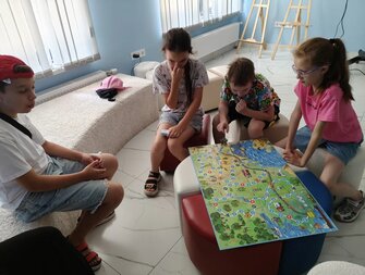 Ученики центра SODI вместе работают над игрой