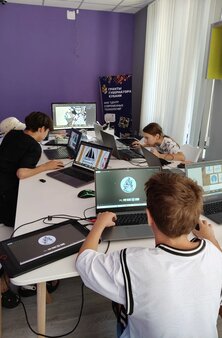 Ученик собирает робота на занятии