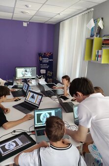 Девочка управляет роботом с пульта